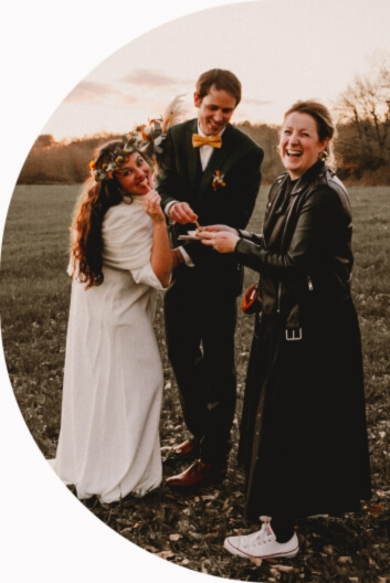 Les mariés accompagnés de la wedding planner lors de leur séance photo