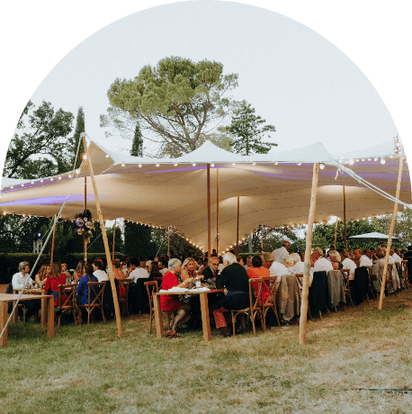 Une grande tente dans le jardin pour un mariage champêtre